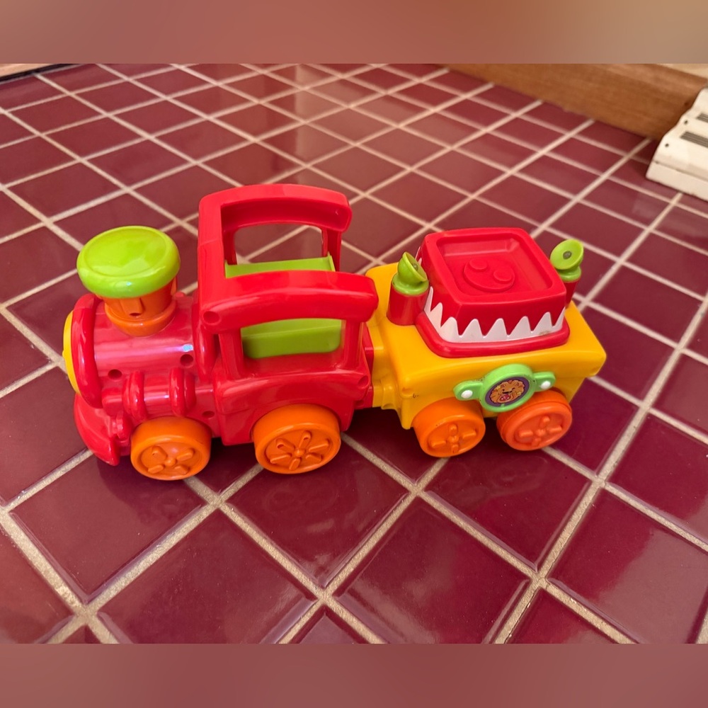 Fisher Price Peek a Block musical train